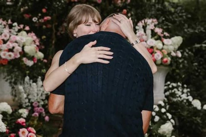 A great sparkler! Lala Kent is engaged to her boyfriend Randall Emmett!