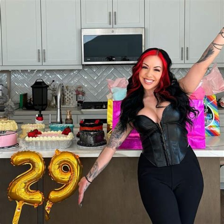 Annie Rose - Age, Family, Bio