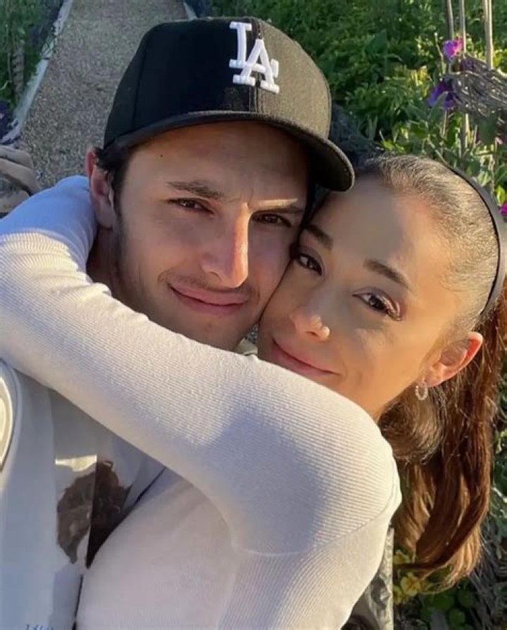 Ariana Grande & Dalton Gomez settled their divorce, he’s getting $1.25 million