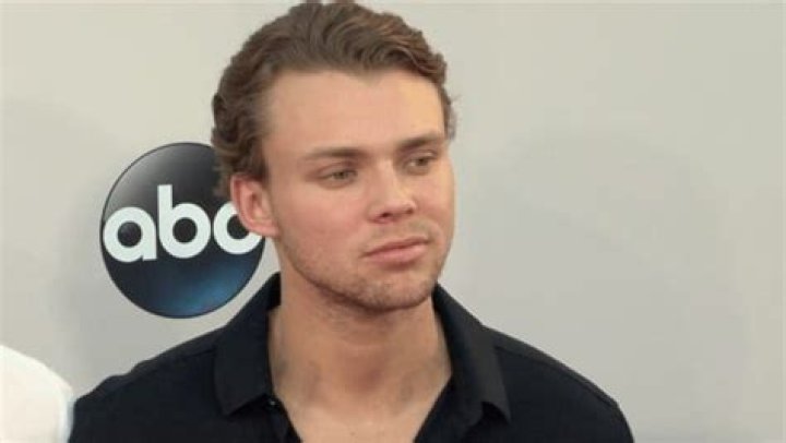 Ashton Irwin - Age, Family, Bio