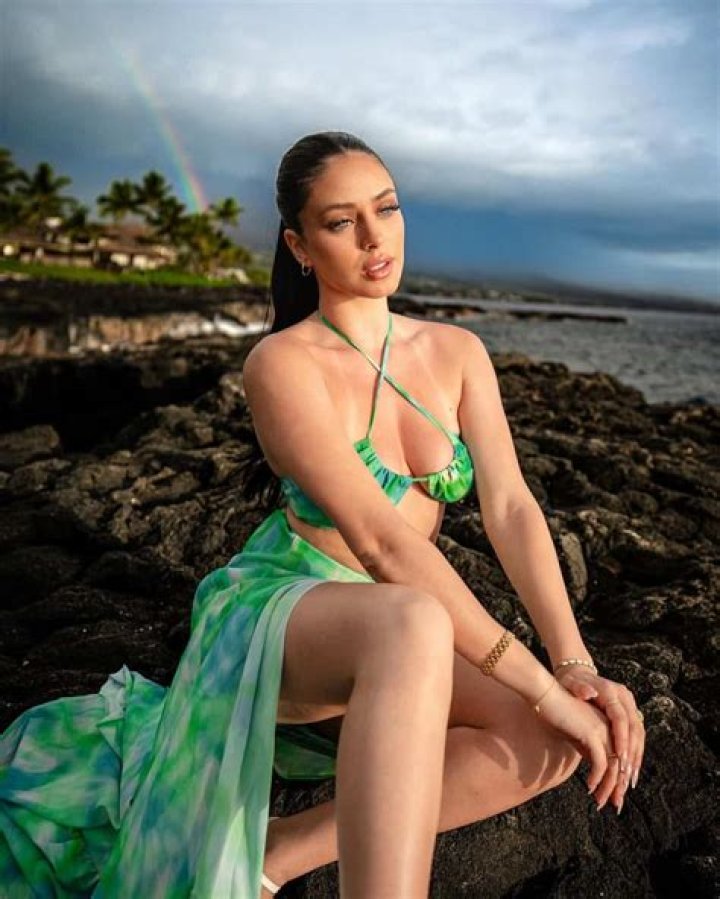 Bella Araujo - Age, Family, Bio