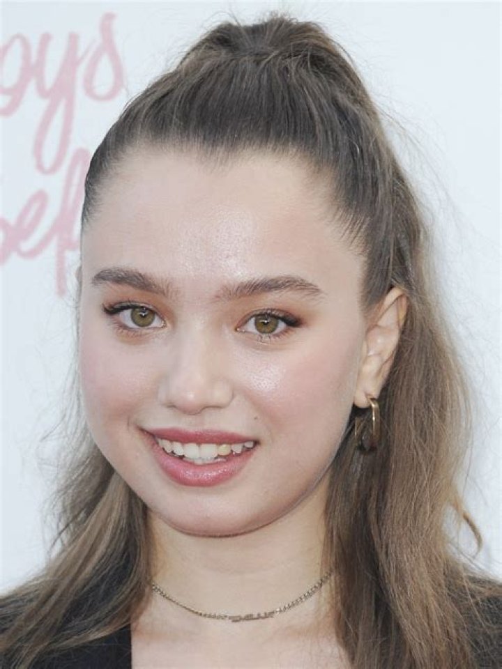 Bringing back her ruined self-esteem and improving her language through acting classes – Emilija Baranac a Serbian-Canadian actress and model !