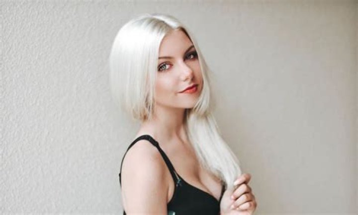 Brooke Barry Bio (Wiki) 