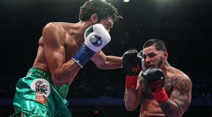 
Edgar Berlanga Father Edgar Sr And Mother – Are His Parents Married? Siblings & Family 