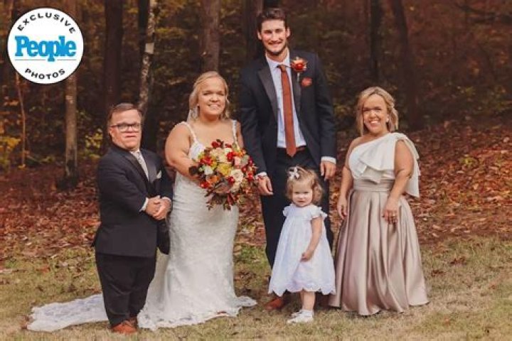 Elizabeth Johnston - Age, Family, Bio