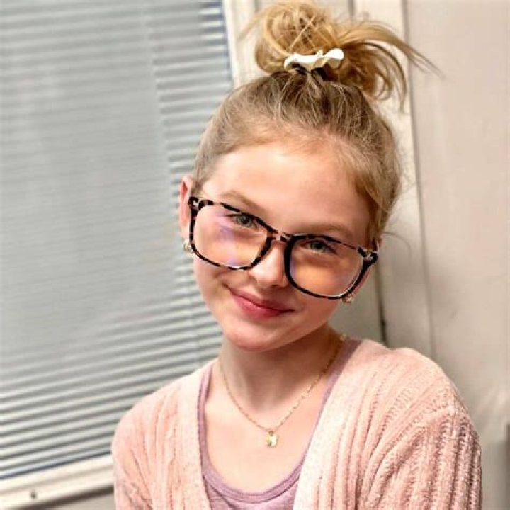 Ella Hunt - Age, Family, Bio