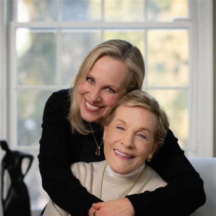 Emma Walton Hamilton - Age, Family, Bio