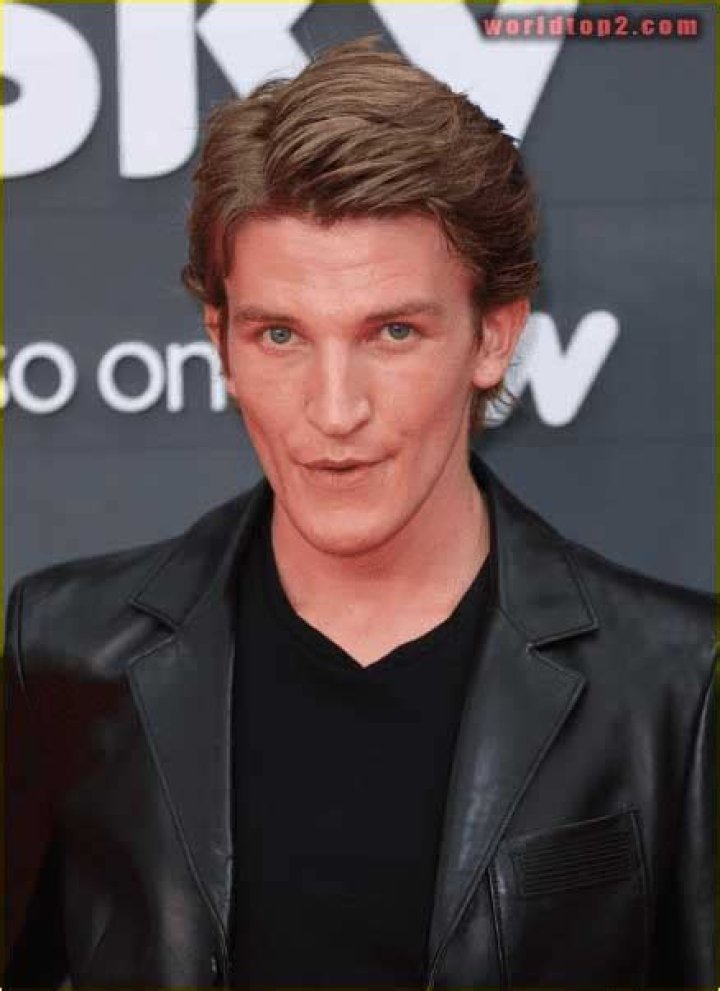 Ewan Mitchell Bio (Wiki) 