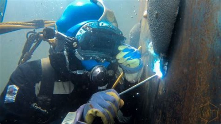 How much does it cost to go to underwater welding school?