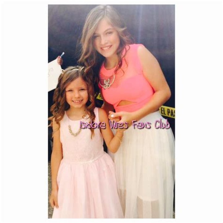 Isidora Vives - Age, Family, Bio