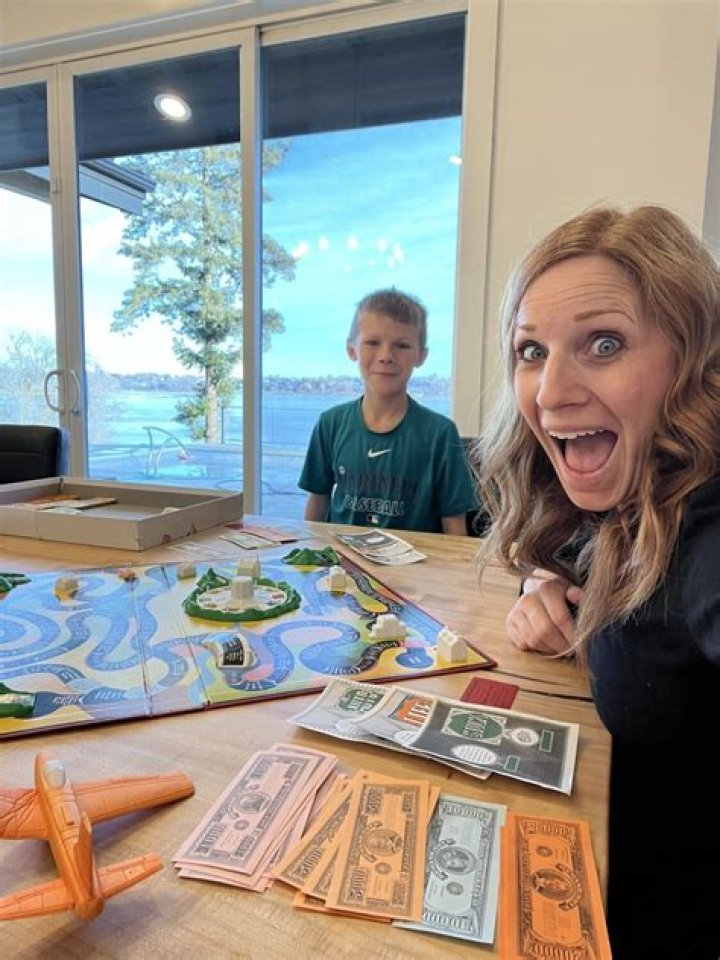 Jessica Crum - Age, Family, Bio