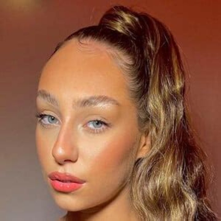 Molly Richards - Age, Family, Bio