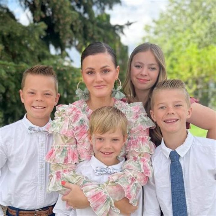 Olivia Hoellein - Age, Family, Bio