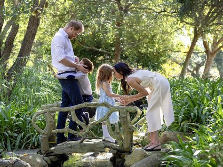 Prince Harry & Meghan’s children are now using ‘Sussex’ as their surname