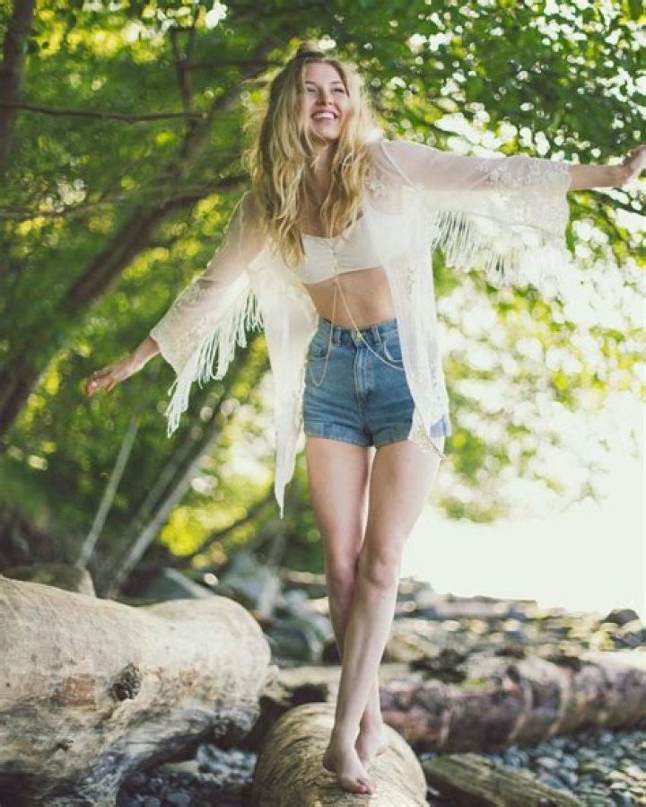 Sarah Grey is the female lead actress in The Order! Know about her career and relationship status!