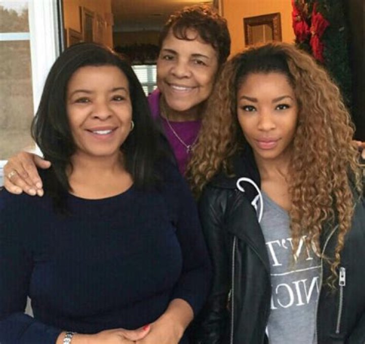 Simone Shepherd - Age, Family, Bio