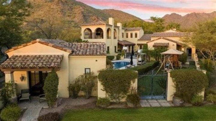 Steve Stone Shares A Home In Scottsdale, Arizona With Parther Lisa Stone And Their Two Dogs