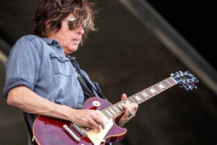 Stone Temple Pilots Guitarist Dean DeLeo Is Behind Bars!