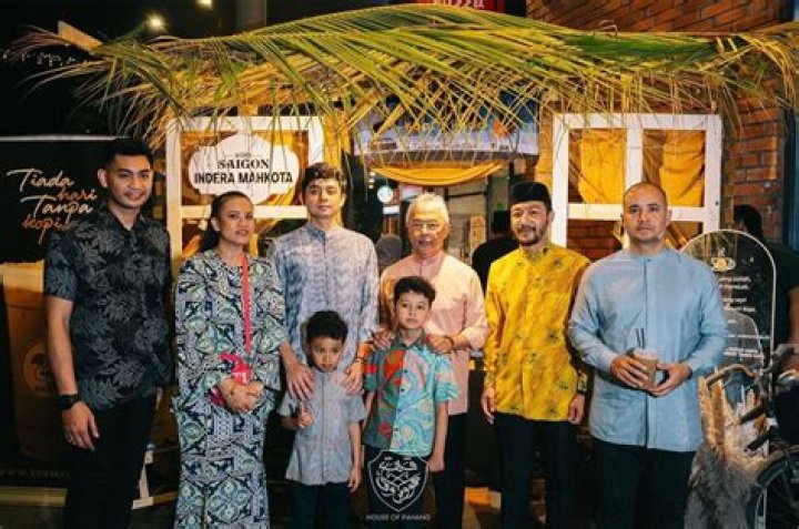 Tengku Hassanal Ibrahim Alam Shah - Age, Family, Bio