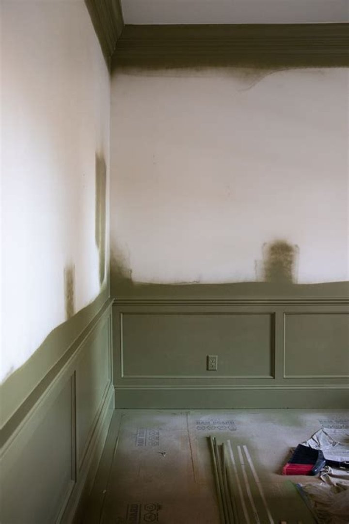 What color should you paint wainscoting?