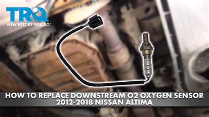 What does a downstream oxygen sensor do?