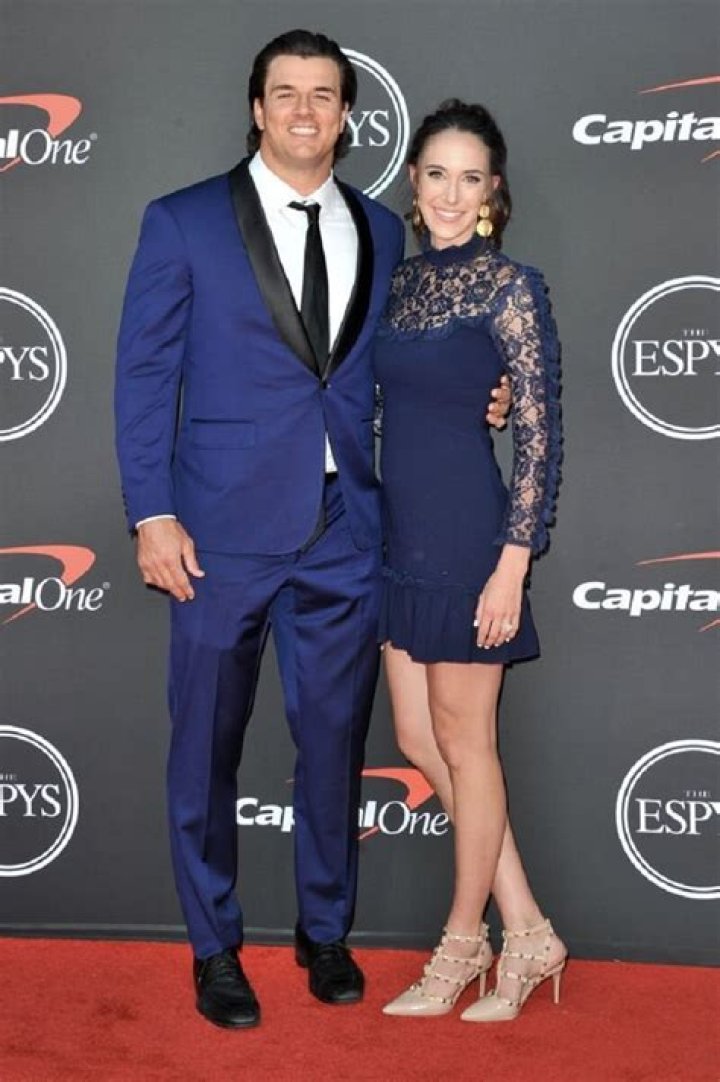 Which schools did Jessica Mazura go to?